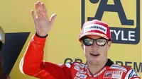 Salah satu momen saat Nicky Hayden meraih podium ketiga bersama Ducati di Motorland racetrack, Alcaniz, Spanyol, (19/9/2010). Nicky meninggal akibat kecelakaan sepeda di Italia. (AP/Paul White, File)