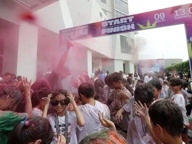 Anak-anak larut dalam keceriaan saat mengikuti lomba lari Kids Color Run di Pacific Garden, Alam Sutera, Tangerang, Minggu (9/6/2024). (Bola.com/M Iqbal Ichsan)