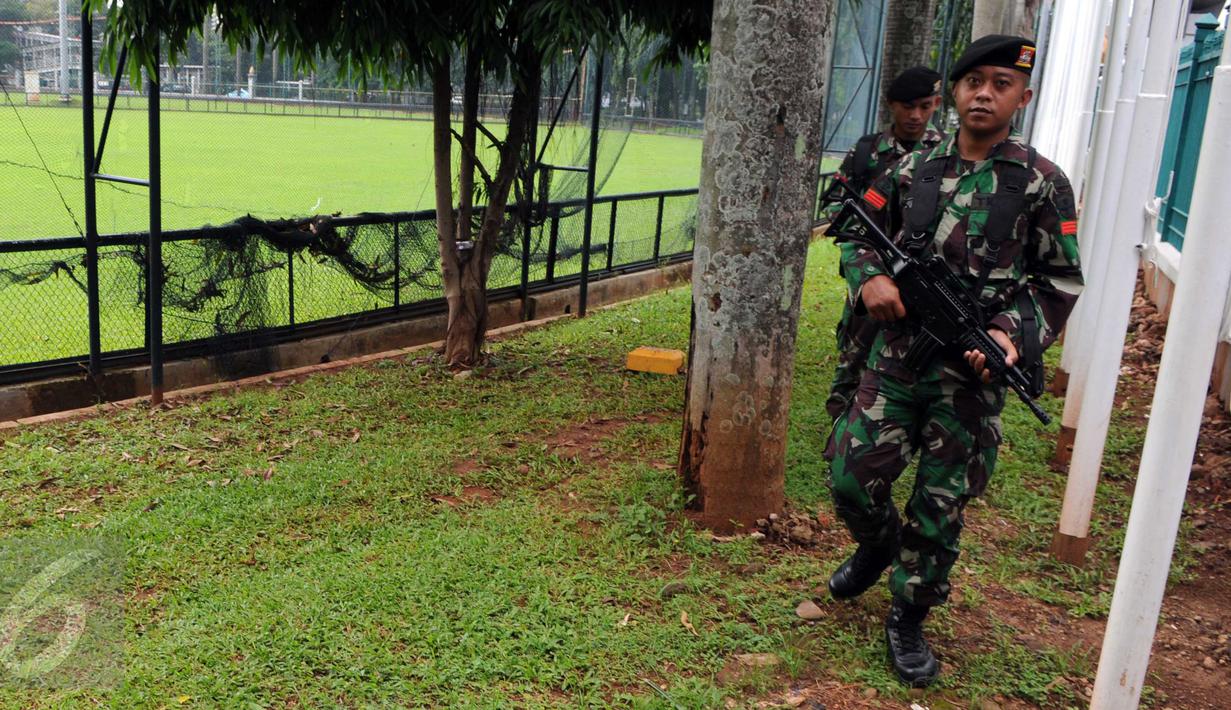 Anggota TNI melakukan patroli di sekitar Gelora Bung Karno jelang KTT OKI, Jakarta, Sabtu (5/3/2016). Penjagaan pusat kota diperketat menjelang pelaksanaan KTT Luar Biasa OKI pada 6-7 Maret di JCC Senayan. (Liputan6.com/Helmi Afandi)