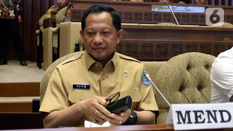 Menteri Tito Rapat Kerja dengan Komisi II DPR