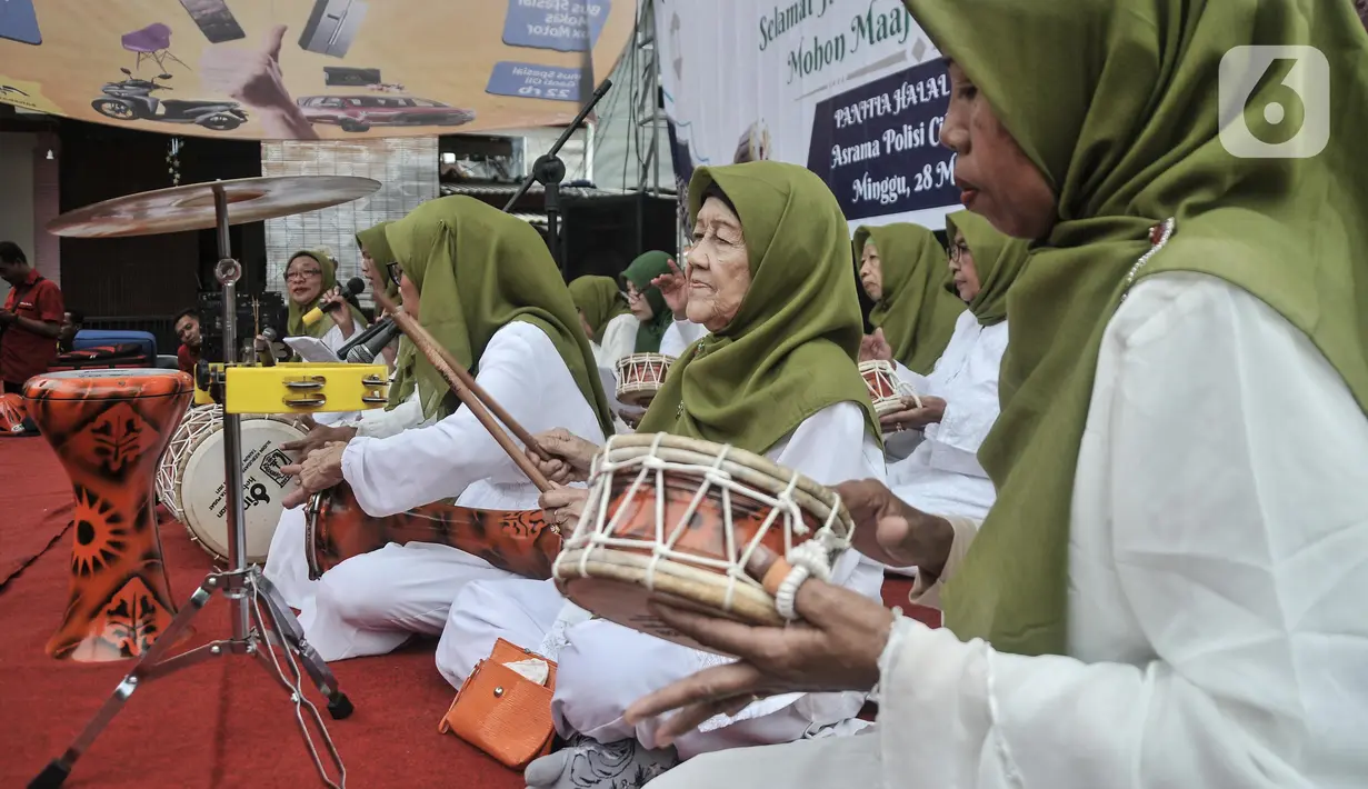 Seni musik marawis memeriahkan acara Halalbihalal dan Pagelaran Seni Budaya di Asrama Polisi Cideng Barat, Gambir, Jakarta Pusat, Minggu (28/5/2023). (merdeka.com/Iqbal S Nugroho)