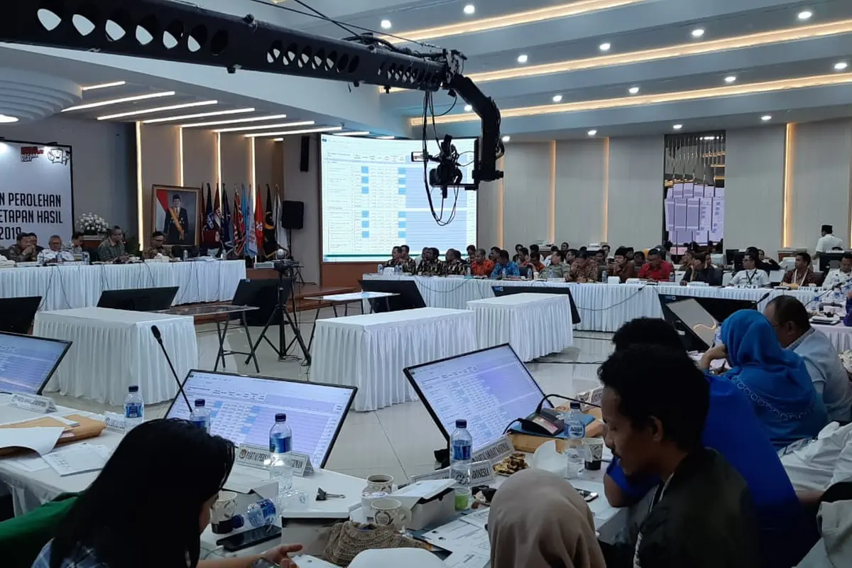 Suasana rapat pleno rekapitulasi suara di KPU, Senin (20/5/2019) malam. (Liputan6.com/Yopi Makdori)