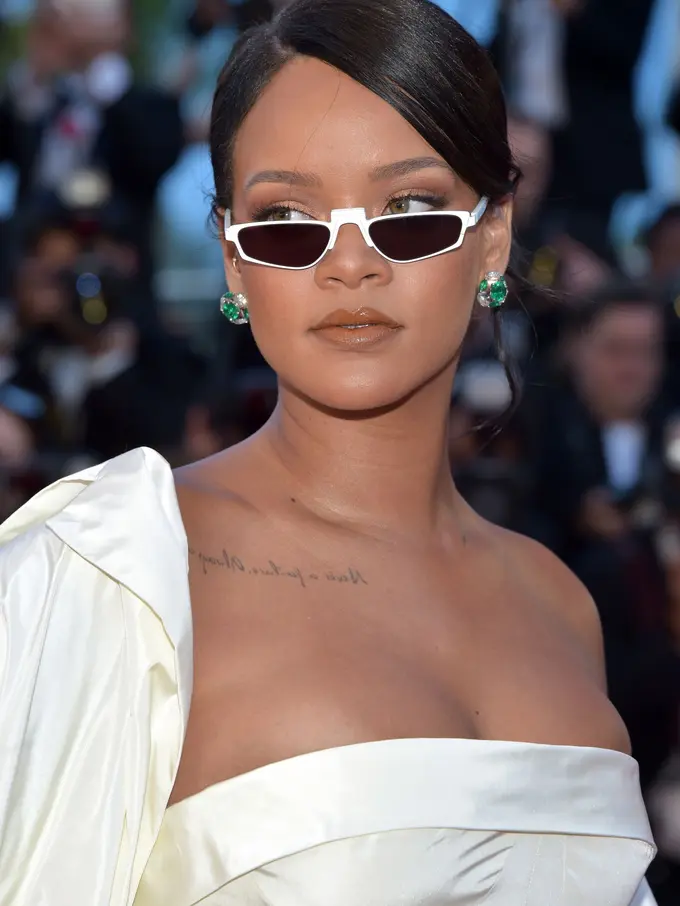 [Bintang] Pencinta Gaya Quirky, Coba Pakai Kacamata Bentuk Kapsul yang Semakin Trendy Ini