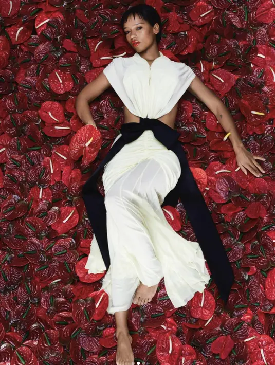 Gaya klasik tersirat dari dress cut out bernuansa monokrom. [Foto: Instagram/ Taylor Russell]