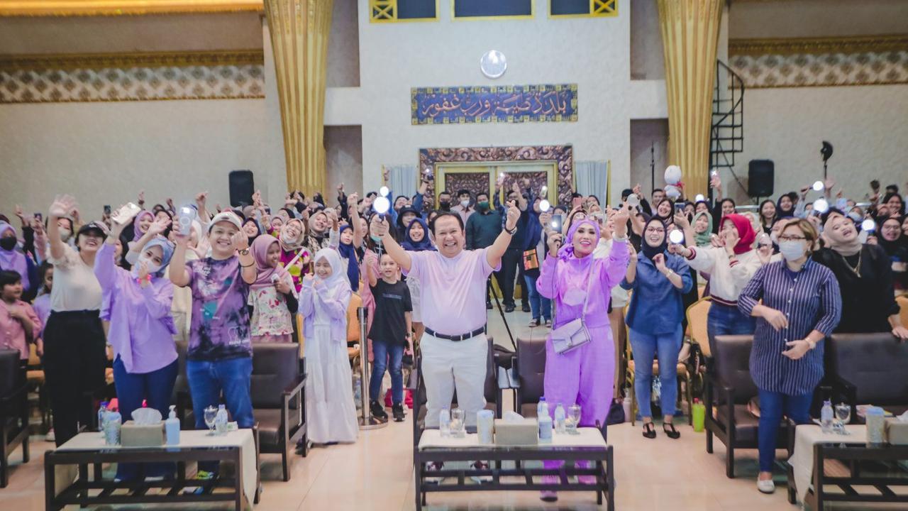 Bupati Jember Hendy Siswanto nobar Konser BTS bersama ratusan Army Jember (Istimewa)