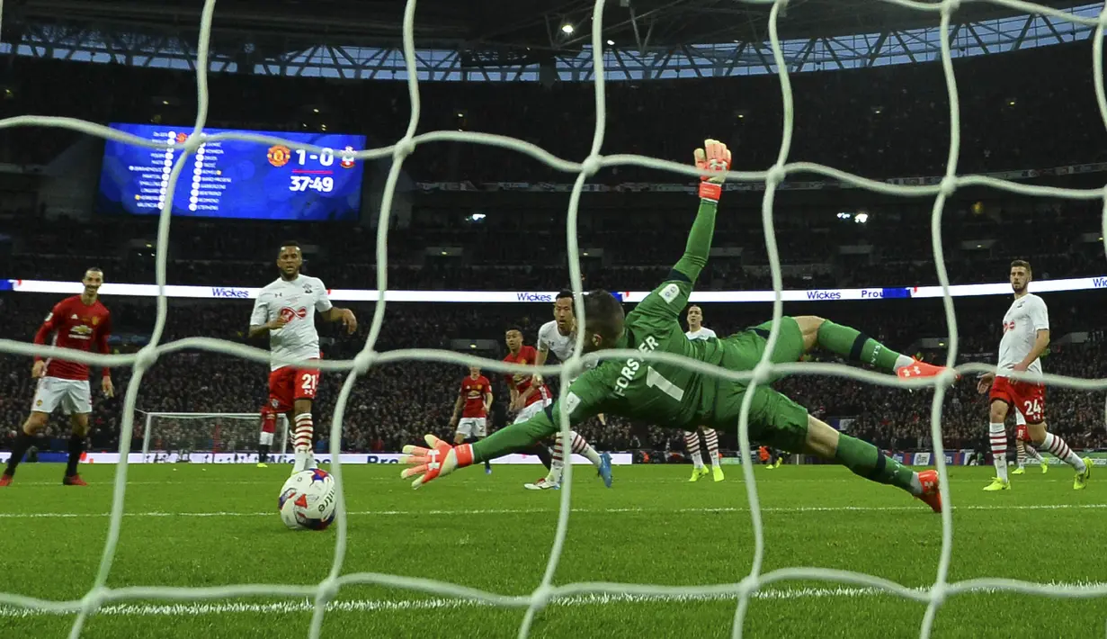 Proses terjadinya gol gelandang Manchester United, Jesse Lingard ke gawang Southampton. Menit ke-38 giliran Lingard yang membobol gawang The Saint, sehingga MU berhasil unggul 2-0. (AFP/Glyn Kirk) 