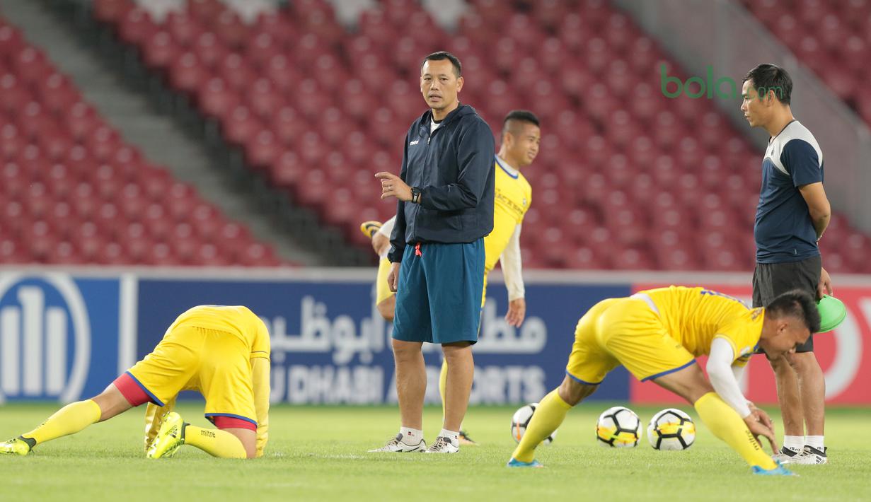 Pelatih Song Lam Nghe An FC, Nguyen Duc Thang (tengah) memimpin sesi latihan di Stadion Utama GBK, Senayan, Jakarta, (13/3/2018). Song Lam Nghe An FC akan melawan Persija di Grup H. (Bola.com/Nick Hanoatubun)