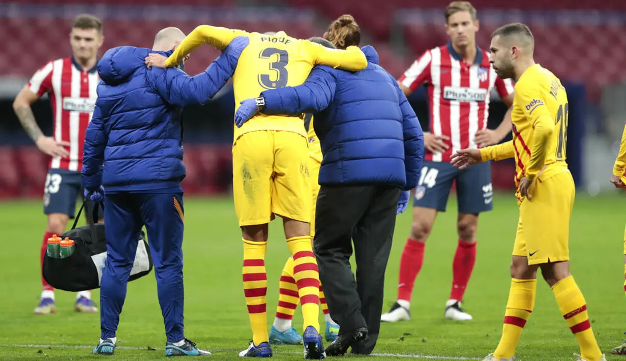 Akibat cedera parah ini, Pique  terancam tak bisa main selama enam hingga delapan bulan. (AP/Bernat Armangue)
