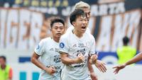 Pemain Rans Nusantara FC, Mitsuru Maruoka melakukan selebrasi setelah mencetak gol ke gawang Persija Jakarta pada laga BRI Liga 1 di Stadion Patriot Candrabhaga, Bekasi, Jumat (3/2/2023). (Bola.com/M Iqbal Ichsan)