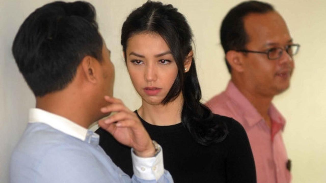 Dampingi ayahnya di sidang lanjutan, Velove Vexia tampil cantik