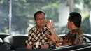 Denny Indrayana (kiri) berbincang dengan Refly Harun (kanan) di Gedung KPK, Jakarta (17/2/2015). Kedatangannya untuk memberi masukkan kepada ketua KPK Abraham Samad terkait penetapannya sebagai tersangka oleh pihak kepolisian. (Liputan6.com/Faisal R Syam)