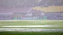 Air hujan menggenangi lapangan pertandingan dalam laga final Pegadaian Liga 2 2024/2025 antara Bhayangkara FC melawan PSIM Yogyakarta di Stadion Manahan, Solo, Jawa Tengah, Rabu (26/02/2025). (Bola.com/Abdul Aziz)