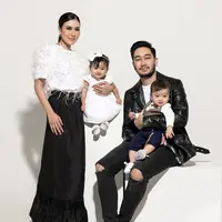 Tak harus pakaian, kamu bisa kenakan warna busana yang serasi seperti keluarga Syahnaz dan Jeje yang kompak tampil serba monokrom (Instagram/riomotret).