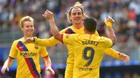 Penyerang Barcelona, Antoine Griezmann, merayakan gol ke gawang Eibar bersama Luis Suarez pada laga pekan kesembilan La Liga di Estadio Municipal de Ipurua, Sabtu (19/10/2019) malam WIB. Barca menang 3-0 atas Eibar. (AFP/ANDER GILLENEA)