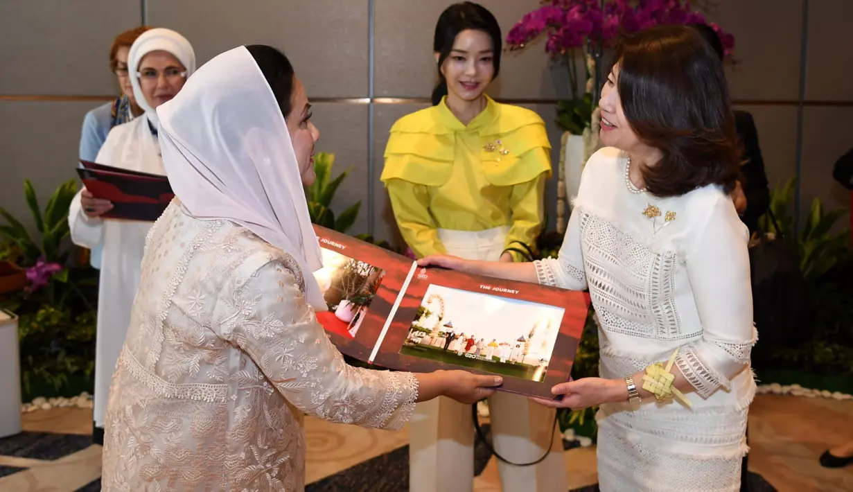 Ibu Iriana Joko Widodo menyerahkan album foto kepada pendamping Perdana Menteri Jepang Yuko Kishida sebagai bagian dari rangkaian kegiatan Konferensi Tingkat Tinggi (KTT) G20 di Sofitel Bali Nusa Dua Beach Resort, pada Selasa, 15 November 2022. (Foto: Lukas - Biro Pers Sekretariat Presiden)