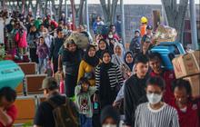 FOTO: H+3 Lebaran 2024, Stasiun Senen Mulai Dipadati Pemudik yang Kembali ke Jakarta