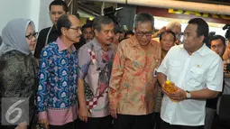 Rachmat Gobel (kiri) berbincang saat peresmian Depo Bapok Kita di pasar kramat jati, jakarta, Senin (10/8/2015). Depo Bapok Kita ini mendukung operasi pasar yang dilakukan oleh Bulog. (Liputan6.com/Herman Zakharia)