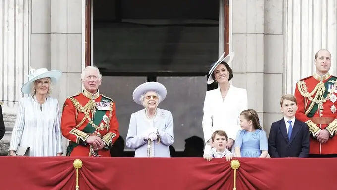 Ratu Elizabeth Kenakan Kacamata Hitam di Balkon Istana Buckingham