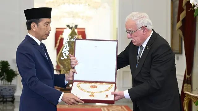 Presiden Joko Widodo atau Jokowi menerima penghargaan tertinggi dari Pemerintah Palestina, yakni Grand Collar Order of the State of Palestine.