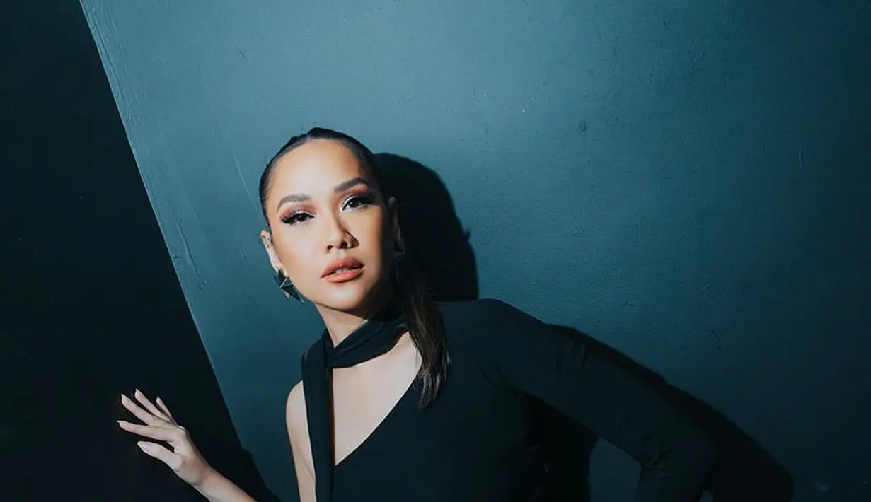 Melihat pesona BCL mengenakan mini dress hitam dengan detail yang sheer di bagian perut dan lengan yang asimetris. [Foto: Instagram/itsmebcl]