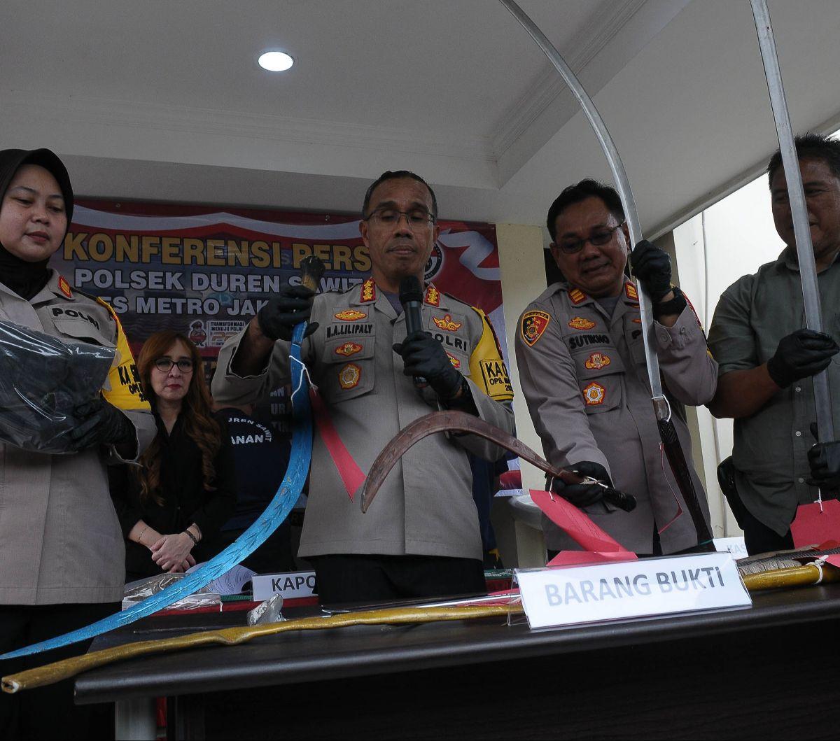 Kapolres Jakarta Timur Kombes Pol Nicolas Ary Lilipaly menunjukkan barang bukti sejumlah celurit panjang dalam rilis kasus tawuran, Jakarta, Jumat (14/3/2024). Kasus tawuran yang terjadi di Jalan Dermaga Raya, Kelurahan Klender, Kecamatan Duren Sawit, men