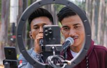 FOTO: Suasana Kanal Banjir Timur Jadi Ruang Favorit Kreator TikTok Raup Saweran dari Live Streaming