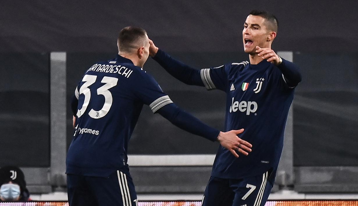Striker Juventus, Cristiano Ronaldo (kanan) melakukan selebrasi usai mencetak gol ketiga timnya ke gawang Sassuolo dalam laga lanjutan Liga Italia Serie A 2020/21 pekan ke-17 di Juventus Stadium, Minggu (10/1/2021). Juventus menang 3-1 atas Sassuolo. (AFP/Marco Bertorello)