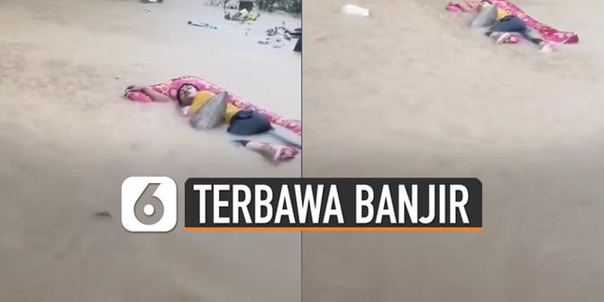 VIDEO: Terbawa Banjir, Pria Ini Tetap Tidur di Atas Kasur