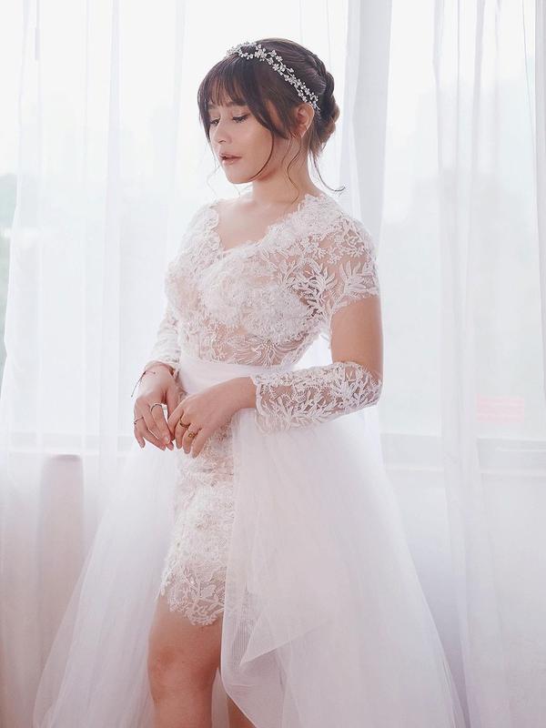 Prilly Latuconsina memakai baju pengantin (Sumber: Instagram/prillylatuconsina96)
