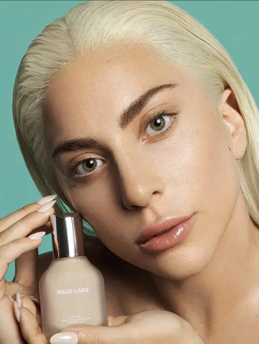 Tak terkecuali, ia juga tampak mengenakan makeup tipis. Tampilan flawless terlihat nyata pada kulitnya. [Foto: Lady Gaga/ Instagram]
