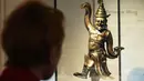 Pengunjung melihat patung saat mengunjungi Museum Cernuschi dalam acara tinjauan media di Paris, Prancis, pada 2 Maret 2020. Setelah perbaikan dan pemugaran selama sembilan bulan, museum kesenian Asia tersebut akan dibuka kembali untuk umum mulai 4 Maret 2020. (Xinhua/Gao Jing)