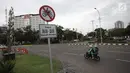 Rambu larangan terpasang di Jalan Medan Merdeka Barat, Jakarta, Selasa (9/1). Mahkamah Agung (MA) membatalkan Pergub DKI Jakarta larangan sepeda motor melintas di sepanjang Jalan MH Thamrin hingga Jalan Medan Merdeka Barat. (Liputan6.com/Arya Manggala)
