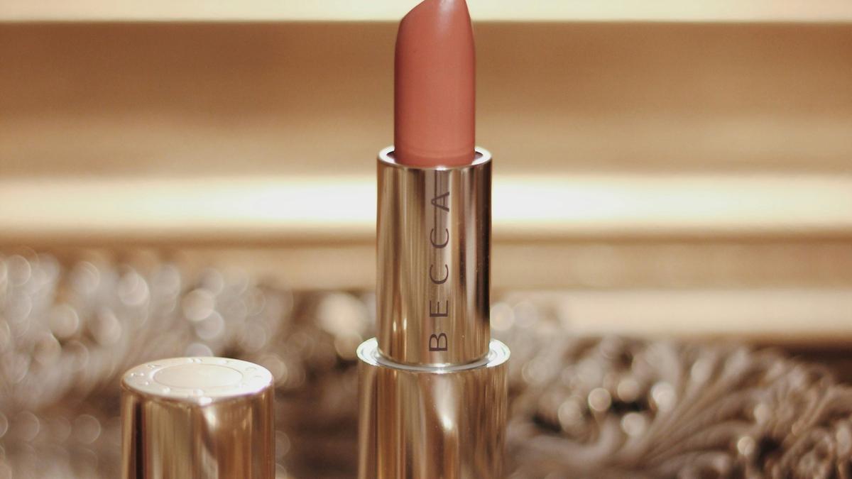 6 Tips Tampil Percaya Diri dengan Lipstik Bold, Pilih Warna yang Sesuai
