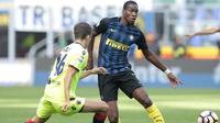 Gelandang bertahan Inter Milan, Geoffrey Kondogbia (kanan), saat mendapat tekanan dari pemain Bologna, Adam Nagy, pada laga Serie A 2016-2017, di Stadion Giuseppe Meazza, Milano, Minggu (25/9/2016).  (EPA/Emilio Andreoli)
