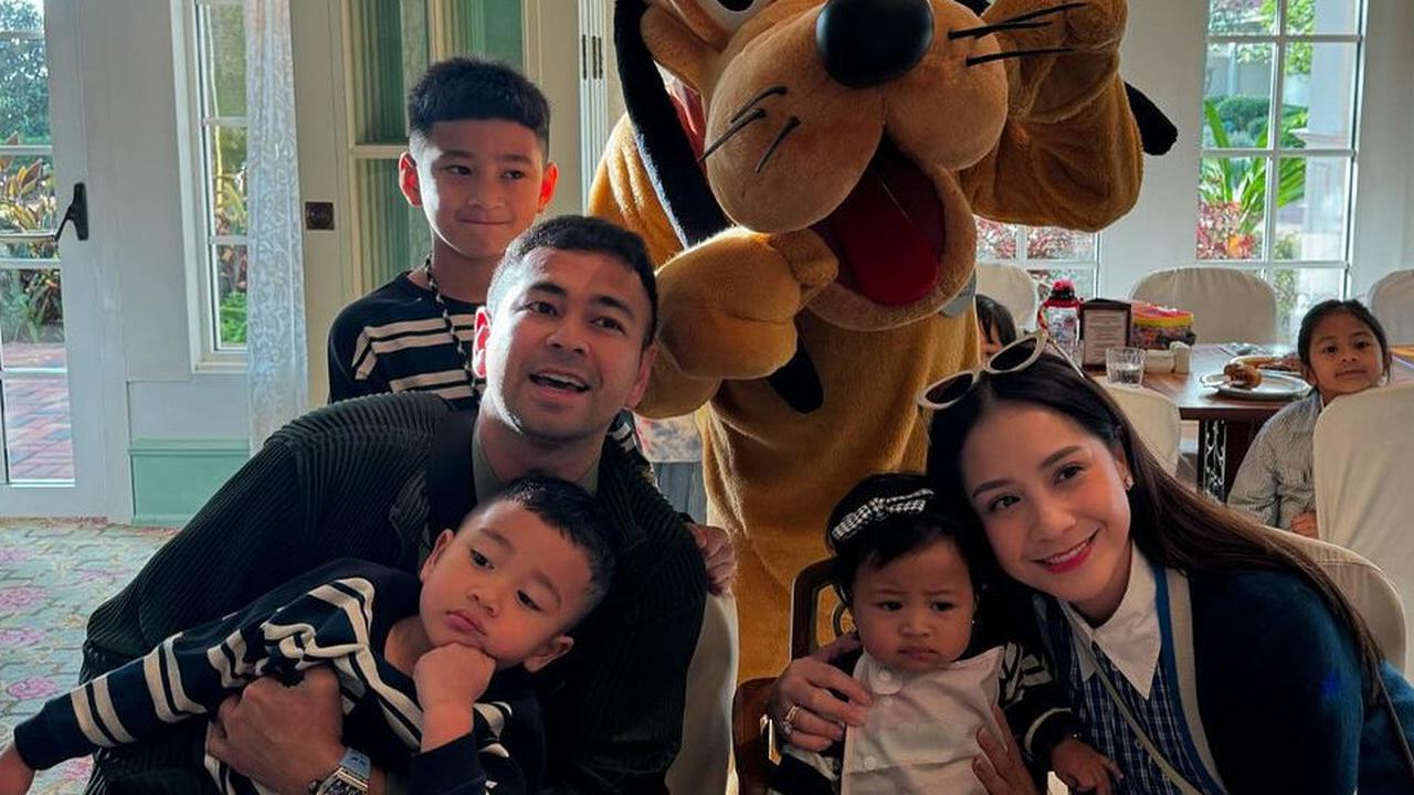 Potret Rayyanza Rayakan Ultah di Disneyland Hong Kong, Gemas Pakai Baju Kembar dengan Rafathar dan Lily