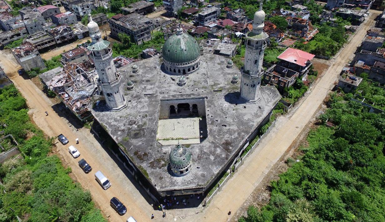 Foto udara menunjukkan Masjid Agung yang hancur di Kota Marawi, Mindanao, Filipina, 23 Mei 2019. Kota yang sempat dikuasai ISIS tersebut tetap menjadi reruntuhan, para ahli pun memperingatkan bahwa upaya rekonstruksi yang macet memperkuat daya tarik kelompok ekstremis. (Noel CELIS/AFP)