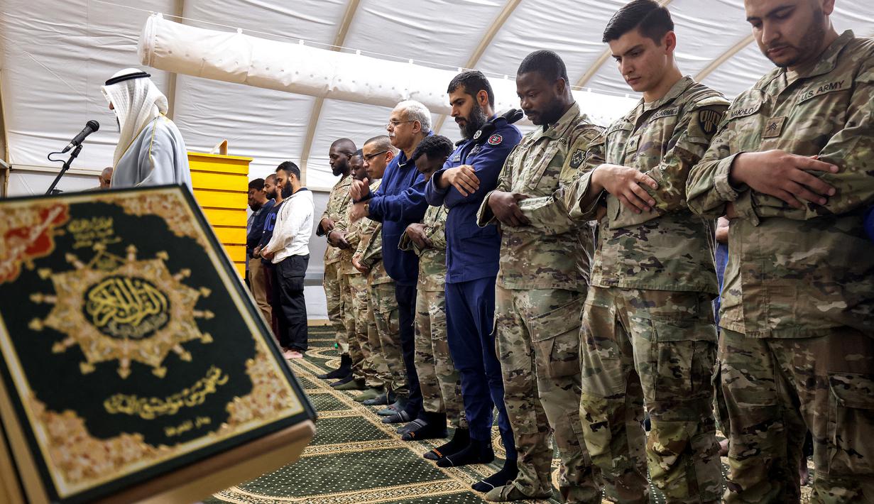 Tentara Muslim Amerika Serikat (AS) melaksanakan sholat magrib setelah berbuka puasa selama bulan suci Ramadhan di tenda kapel di Kamp AS Arifjan, sekitar 60 kilometer selatan Kota Kuwait, pada 28 Maret 2023. (Photo by YASSER AL-ZAYYAT / AFP)
