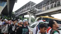 Selain lewat JPO, sejumlah peserta aksi langsung melintas di jalan di kawasan Pasar Baru, Jakarta, Jumat (2/12). Aksi berjalan lancar dan damai. (Liputan6.com/Helmi Afandi)