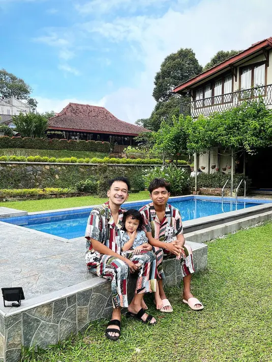 <p>Set piyama yang memberi tampilan estetik saat foto bersama (Foto: Instagram @ruben_onsu)</p>