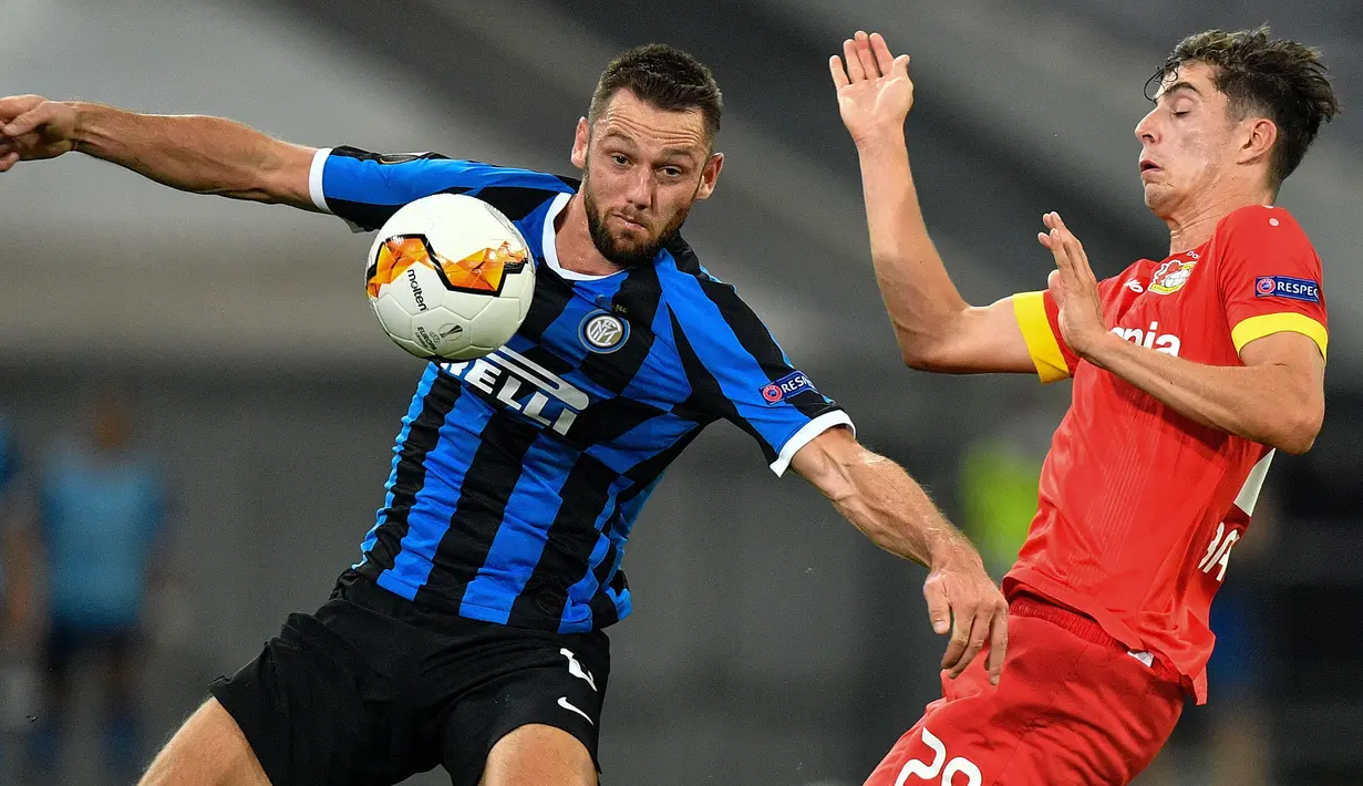 Stefan de Vrij (kiri) merupakan mantan anak asuh Conte semasa menangani Inter Milan. De Vrij menjadi opsi lain jika tak mampu menghadirkan De Ligt ke Tottenham. Ia merupakan tipikal bek dengan fisik yang bagus dan sangat kuat dalam duel bola-bola udara. (AFP/Martin Meissner)