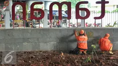 Taman Interaktif FO Klender yang berada di kolong Flyover Klender, Pulogadung, Jakarta Timur mulai diperbaiki Dinas Pertamanan dan Pemakaman DKI Jakarta bersama pihak Kecamatan Pulogadung dan Kelurahan Jatinegara, Rabu (10/2). (Liputan6.com/Yoppy Renato)
