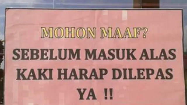 6 Tulisan Alas Kaki Harap Dilepas Ini Bikin Ngakak