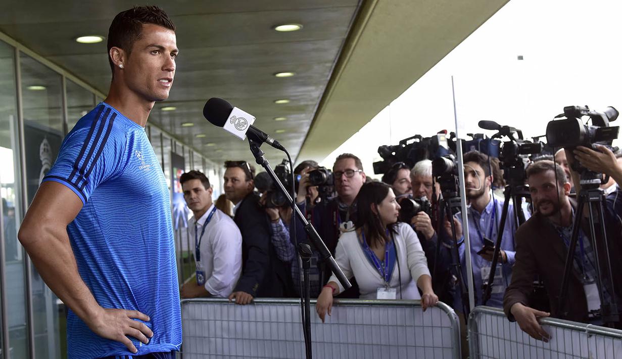 Menurut riset Forbes, hingga 1 Juni total Cristiano Ronaldo mendapatkan dana hingga 88 juta dolar yang terbagi dari 56 juta dolar dari gaji dan 32 juga dolar dari endorse. (AFP/Gerard Julien)