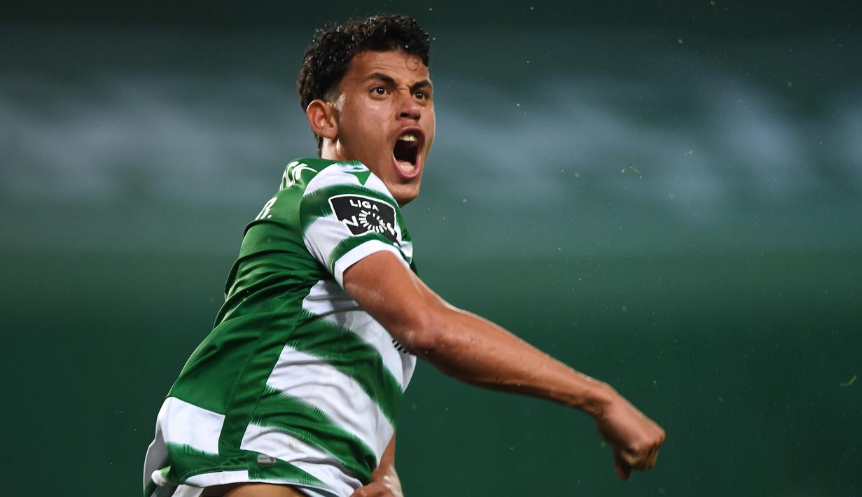 Gelandang Sporting Lisbon, Matheus Nunes melakukan selebrasi usai mencetak gol ke gawang Benfica di masa injury time dalam laga lanjutan Liga Portugal 2020/21 di Jose Avalade Stadium, Lisbon, Senin (1/2/20201). Sporting menang 1-0 atas Benfica. (AFP/Patricia De Melo Moreira)