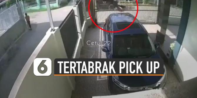 VIDEO: Ngeri, Pengendara Motor Tertabrak Mobil Pick Up Saat Keluar Gang