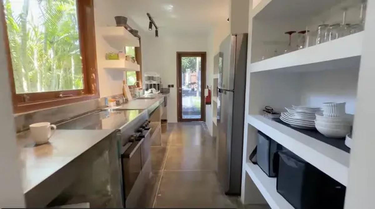 7 Potret Dapur Rumah Nino Fernandez dan Steffi Zamora di Bali, Desain Memanjang Minimalis