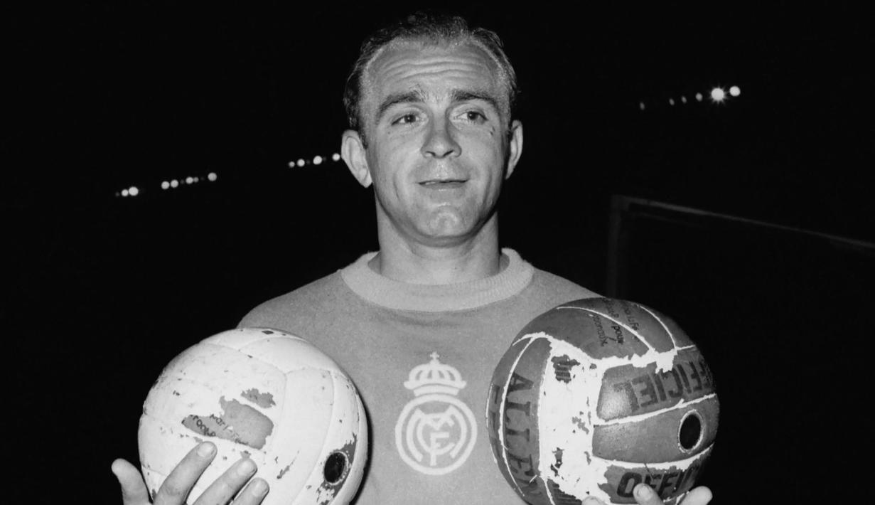 Alfredo Di Stefano. Eks striker Argentina yang wafat di usia 88 tahun pada 7 Juli 2014 ini memperkuat Real Madrid selama 11 musim mulai 1953/1954 hingga 1963/1964. Ia menjadi pemain Real Madrid pertama yang meraih gelar Ballon d'Or, yaitu sebanyak dua kali pada tahun 1957 dan 1959. (AFP/Staff)