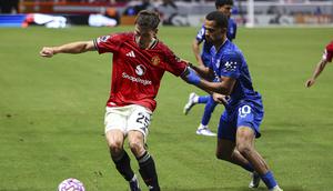 Gelandang Manchester United, Manuel Ugarte (kiri), bersiap mengoper bola saat gelandang Everton, Iliman Ndiaye (kanan), mencoba menghadang pada pertandingan Premier League Summer Series, Senin,&nbsp;4 Agustus 2025, di Atlanta. (AP Photo/Colin Hubbard)