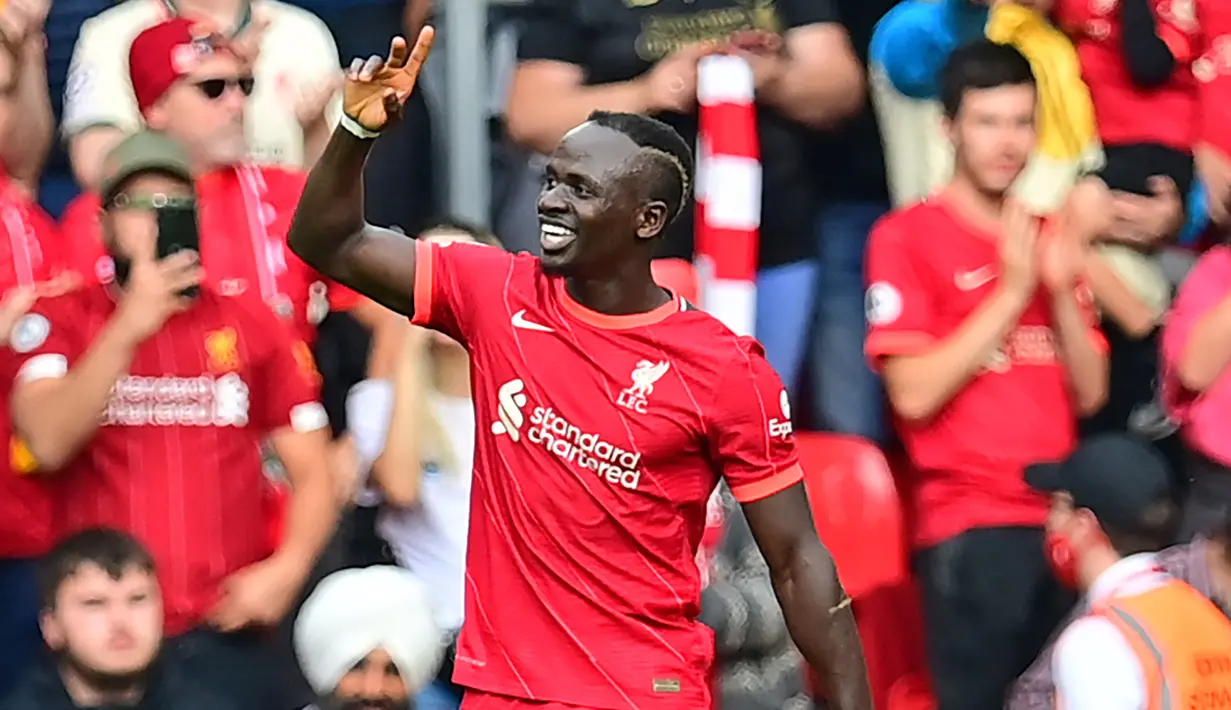 Sadio Mane. Pemain Liverpool asal Senegal yang sempat memperkuat Southampton selama 2 musim pada 2014-2016 sebelum hijrah ke Anfield ini total telah mencetak 100 gol di Liga Inggris. Rinciannya adalah 21 gol dicetak bersama Southampton dan 79 gol untuk Liverpool. (AFP/Paul Ellis)