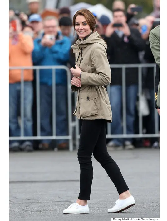 Di beberapa kesempatan, Kate terlihat begitu nyaman memakai sneakers putihnya itu. Kali ini, ia memadukannya dengan celana hitam dan parka berwarna cokelat mudanya.  (Foto: Huffpost.com)